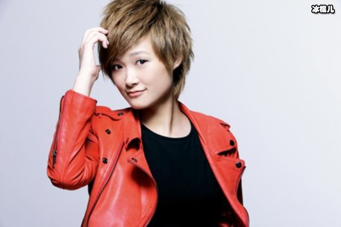 首届超级女声冠军现身县城小商场商演，很用心但现实很凄惨！
