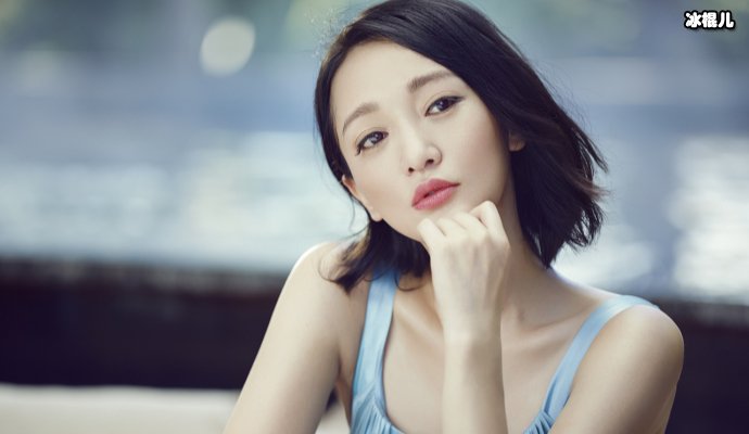 周迅全新春季假期写真曝光，红色短发时尚懒散！