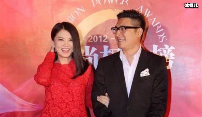李湘直播带鸽子蛋贵气逼人，直言心情不好疑似因王岳伦壁咚事件