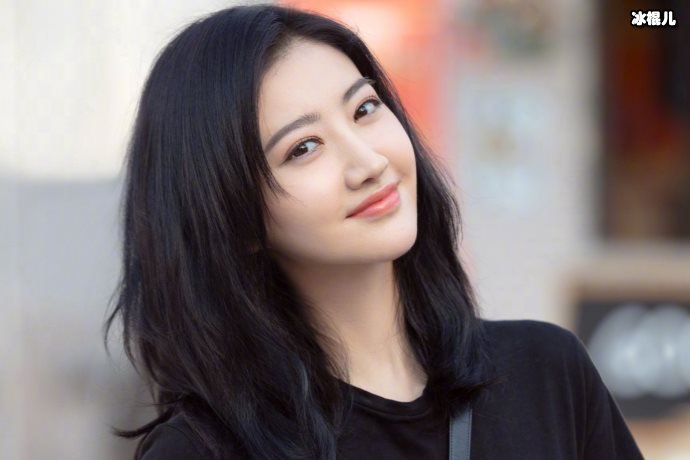 景甜承认曾整容失败，修复成功后重试信心美女形象大打折扣