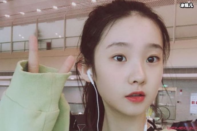 张艺凡再次展示美妙舞姿，气质不同寻常不愧舞台小公主