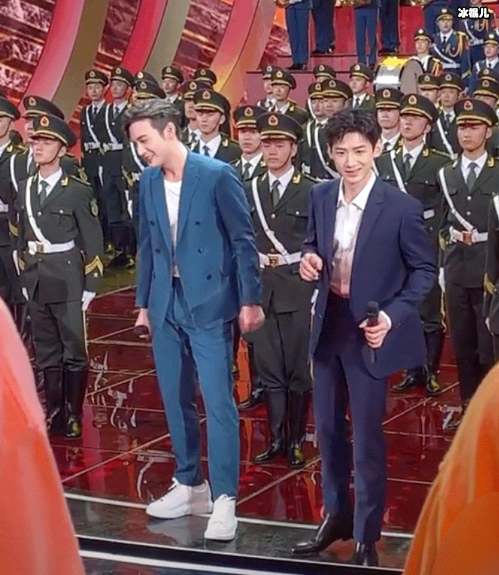他俩明明一样高，为何同框后差这么多，大家表示很无奈