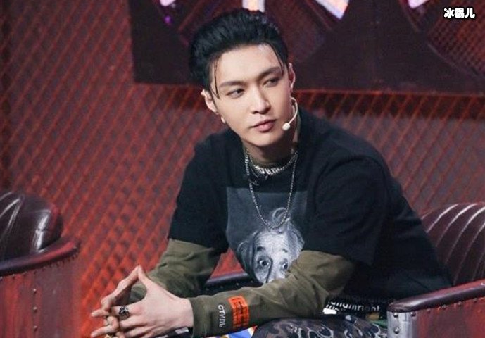 张艺兴硬照更有味道，大背头配全黑装束，看上去又A又飒