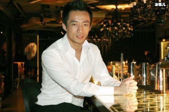 汪小菲女儿幼儿园毕业，晒合照庆祝，儿长相随谁引热议