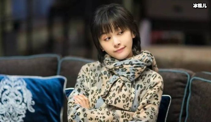 王子文是一位魅力四射的女明星，私下的搭配非常具有时尚感