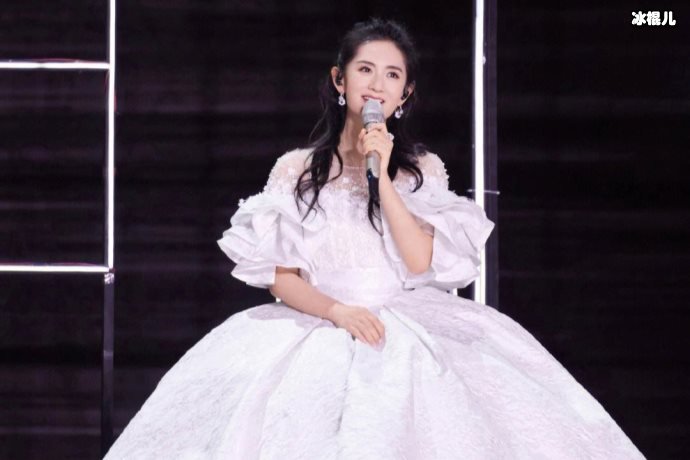 谢娜开心分享自己的新书，坦言新书是送给宝贝女儿的礼物