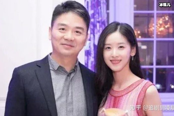 刘强东小心呵护章泽天走路都要搀扶，网友：难道怀有身孕？