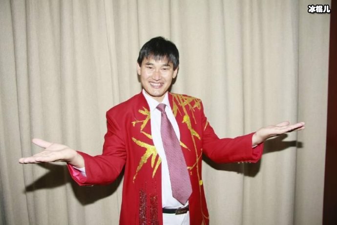 朱之文继踹门风波后，现身农田帮忙卖大蒜