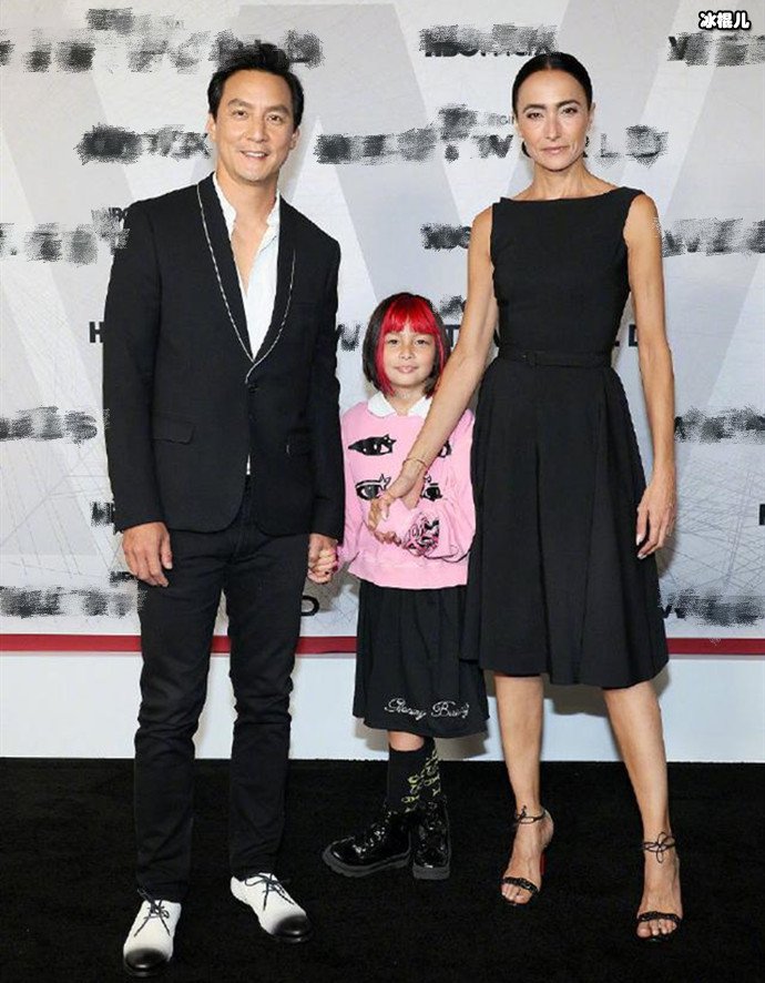 吴彦祖10岁女儿正面照曝光，吴斐然五官轮廓像她的妈妈