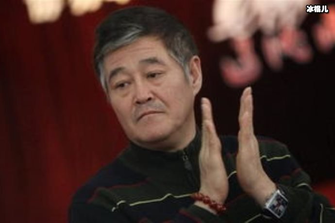 赵本山现身舞台后台63岁满头白发身躯佝偻，网友：好沧桑