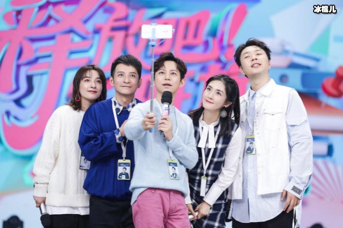 乔四爷带他的妻子衣冠整齐的上快本