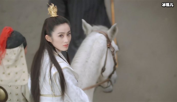 花甲之年的王晶与年轻辣妹约会，网友猜测：这是下一位晶女郎？
