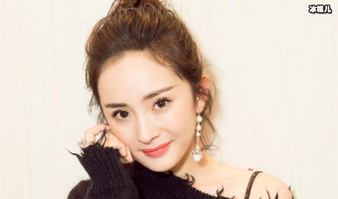 杨幂缺席女儿生日？现身机场手上包包抢镜终究没比刘恺威更负责