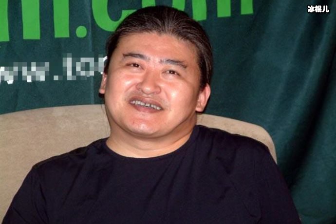 刘欢罕见与老婆现身两人着装低调现身机场，全程无交流似陌生人