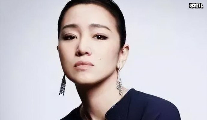 巩俐拍摄《中国女排》胳膊意外卷进机器，她说的第一句话令人佩服