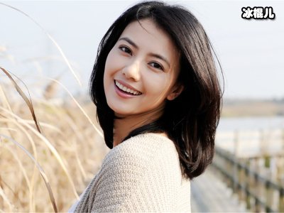 高圆圆抱着女儿出现在机场，赵又廷一家人画面温馨