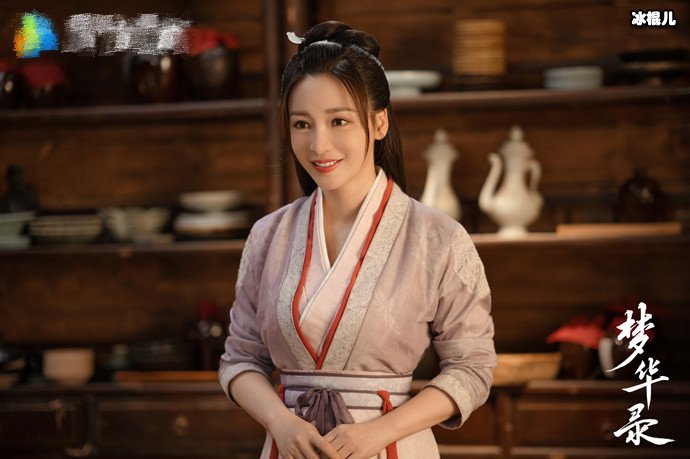 主持人跨越到演员，她的转型非常成功，已成为荧幕女神