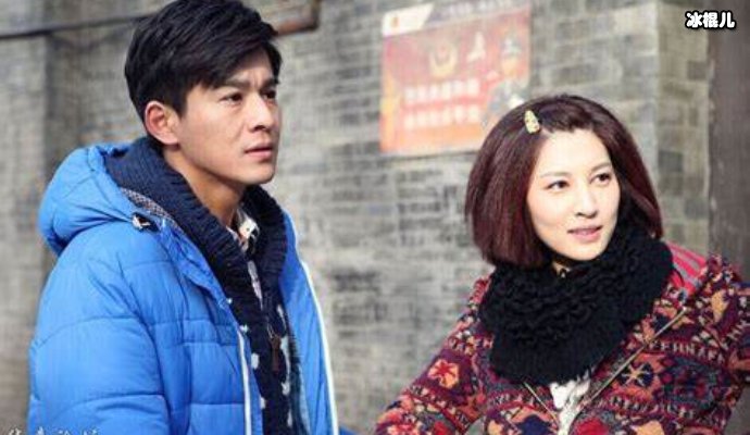 乔振宇与妻子参加朋友聚餐，朋友用手臂揽妻子头部他很淡定的抽着
