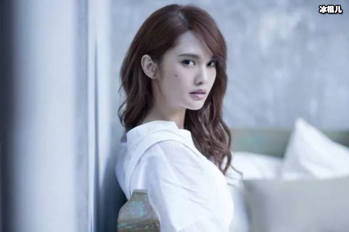 杨丞琳演唱会吊带断了，一句话给下面粉丝撒了把狗粮