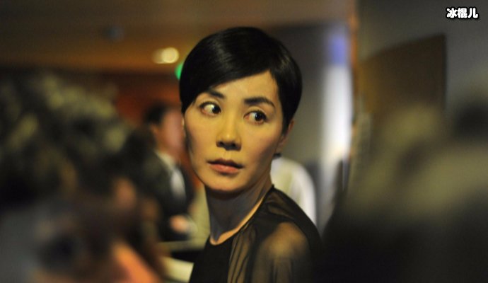 王菲为李嫣庆生，李嫣却被自己闺蜜抢镜