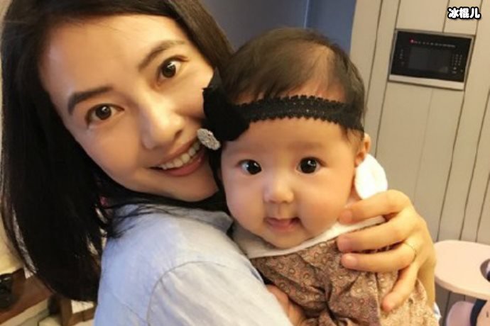 贾静雯女儿教妹妹波妞学数学，赞其是鼓励型老师画面超温馨