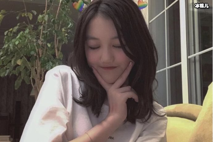 李嫣14岁生日妈妈亲自为其庆生，小细节亮了用妈妈表情包做手机壳