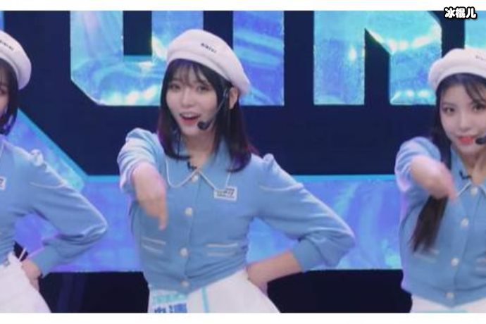 她一个眼神就征服了导师们，不愧是《青你2》的表情管理专家