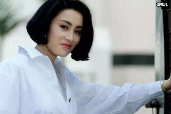 张敏小10岁男友罕见露面，穿衣服不再一个季节网友调侃像母子