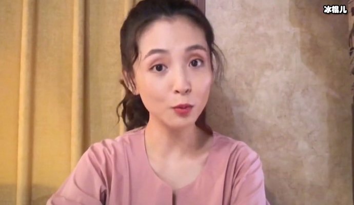 吴倩机场造型上线，青春洋溢少女感满满她是怎么做到的