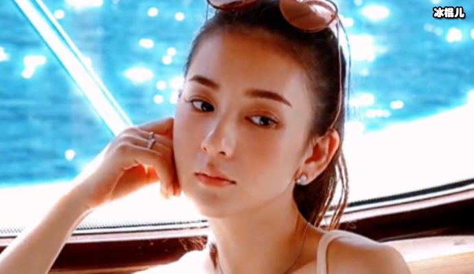 天王嫂带女儿逛街，穿粉色卫衣少女感十足c宝坐婴儿车