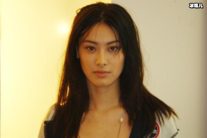 梁咏琪晒老公做饭照片，混血女儿成焦点