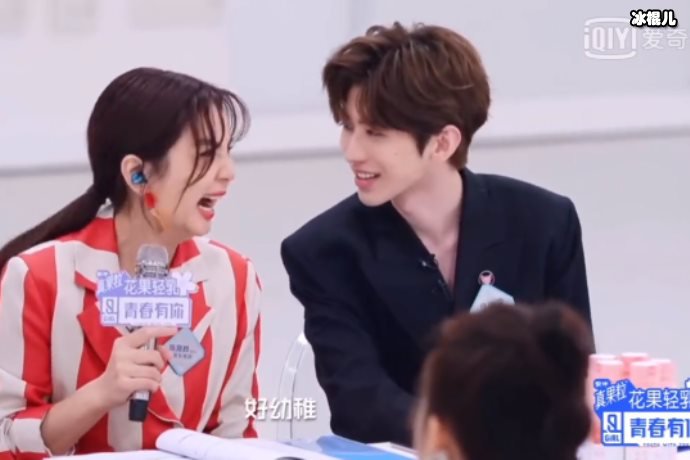 杨阳洋褪去婴儿肥朝着长腿欧巴发展，不见当年的稚嫩