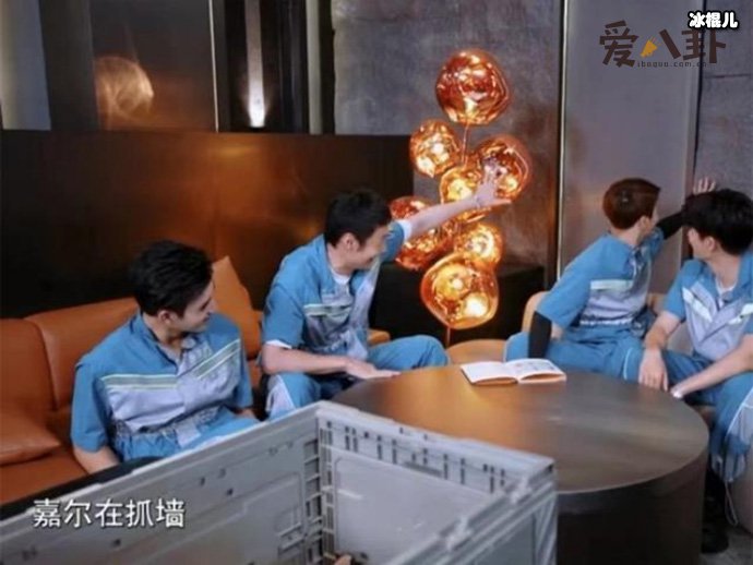 王嘉尔憋笑到拼命挠墙! 是什么让王嘉尔笑到挠墙