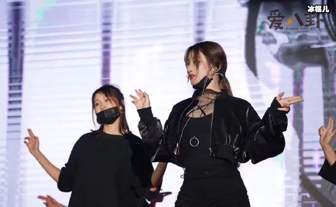  锤娜丽莎旧照