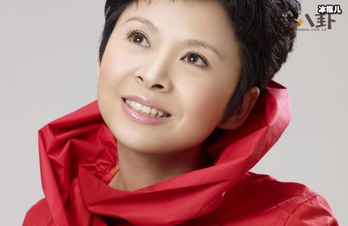 军旅歌唱家董文华近况如何？ 董文华还是军人吗