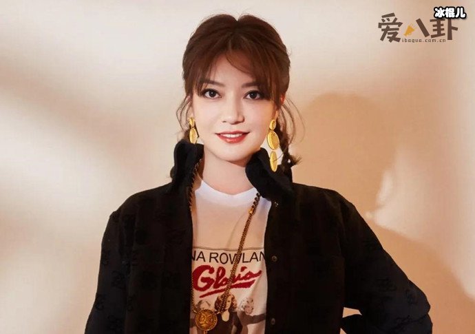 赵薇深夜发文晒与男子合照引热议, 赵薇真的离婚了吗？
