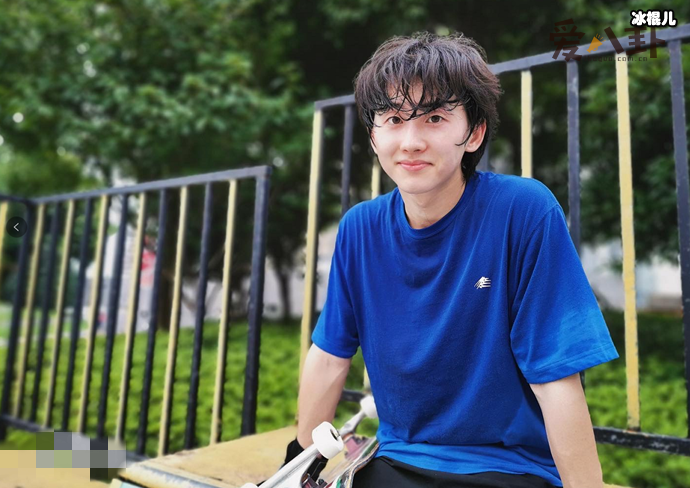 沈月疑似恋爱曝光， 与男生牵手出行骑小毛驴压马路被拍