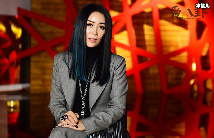 那英看完蒋璐霞表演的反应, 她一脸茫然其他姐姐像极了迷妹