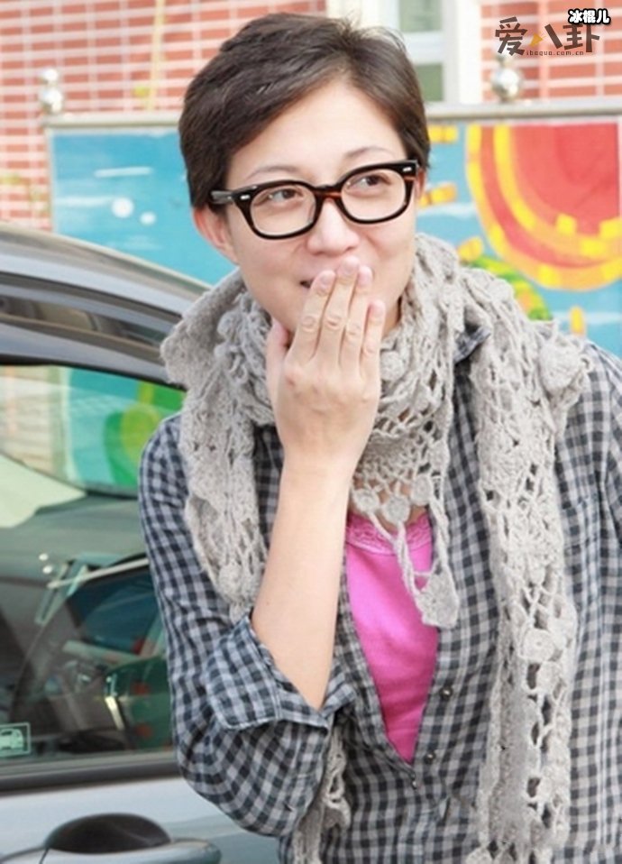 吴绮莉被曝与男星车震, 小龙女卓林否认