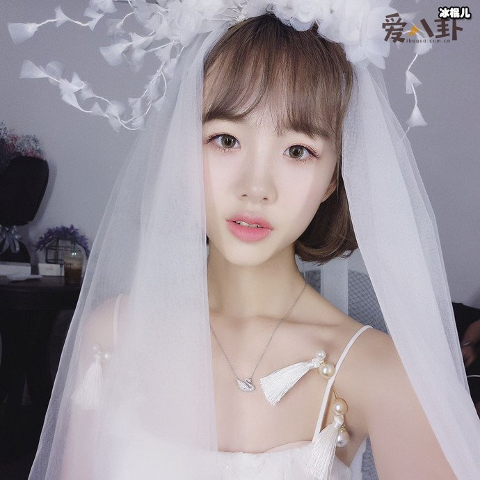 阿沁自己创业赚了许多钱