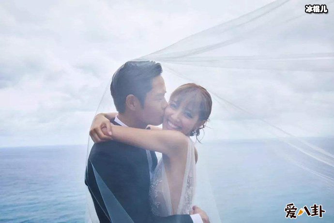 郑嘉颖带妻儿外出