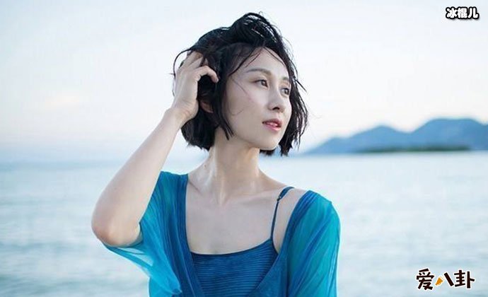 练束梅泳装照