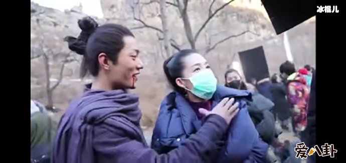 肖战李沁两人关系如何？为何肖战搂李沁脖子？