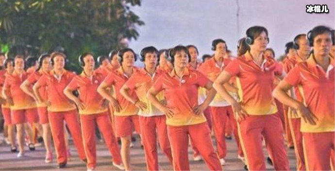 大妈戴耳机跳广场舞, 大妈静音式广场舞你怎么看
