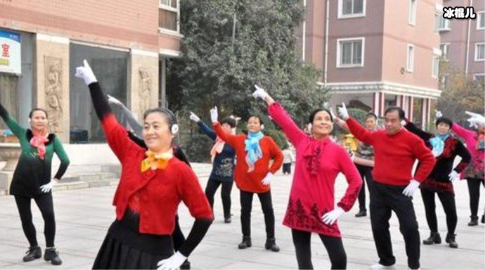 大妈戴耳机跳广场舞, 大妈静音式广场舞你怎么看