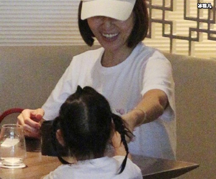 林心如与家人首同框 为何女儿如此乖巧却遭到粉丝怒斥?
