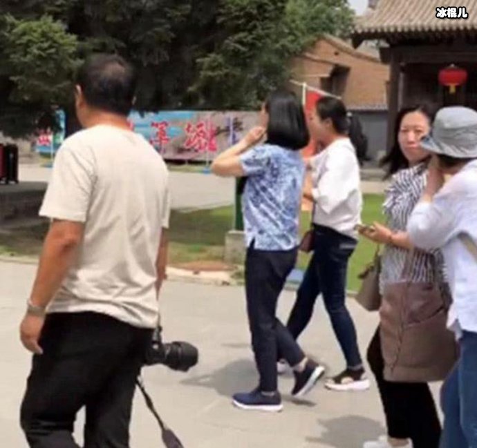 成龙妻子短裙现身, 长发披肩露美腿却被疑并不是林凤娇