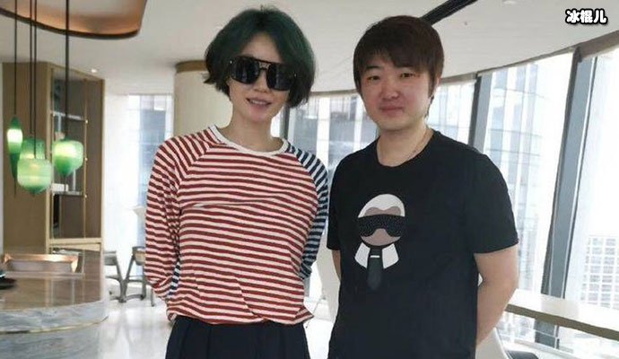王菲染绿色头发, 与一男子合照近照曝光男子身份被扒出