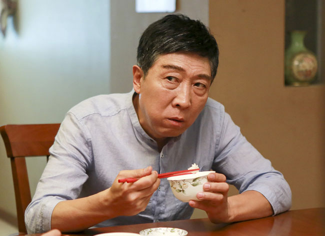 先后也与演艺圈多位女演员都饰演过夫妻关系,韩童生与许娣合作的影视