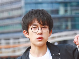 易烊千玺14年机场事件 那一个曾遭全网黑的少年终逆袭了